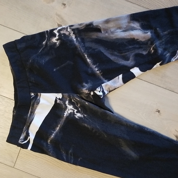 Divided -tie dye leggings size med - Picture 3 of 4